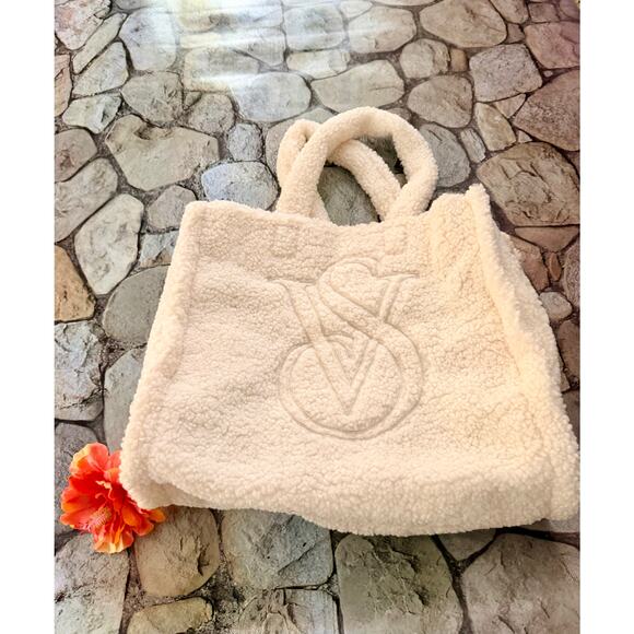NWT VICTORIAS SECRET SHERPA BAG - Picture 2 of 10